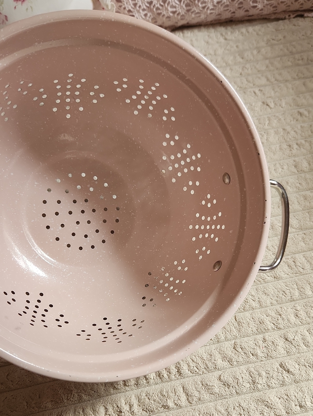 MasterClass 10 Inch Colander - Picture 3 of 3